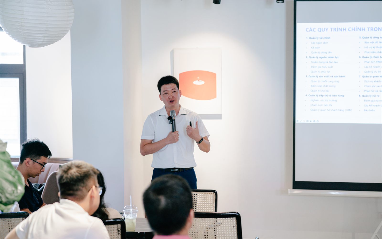 Không khí một buổi chia sẻ nhóm nhỏ tại Pareto